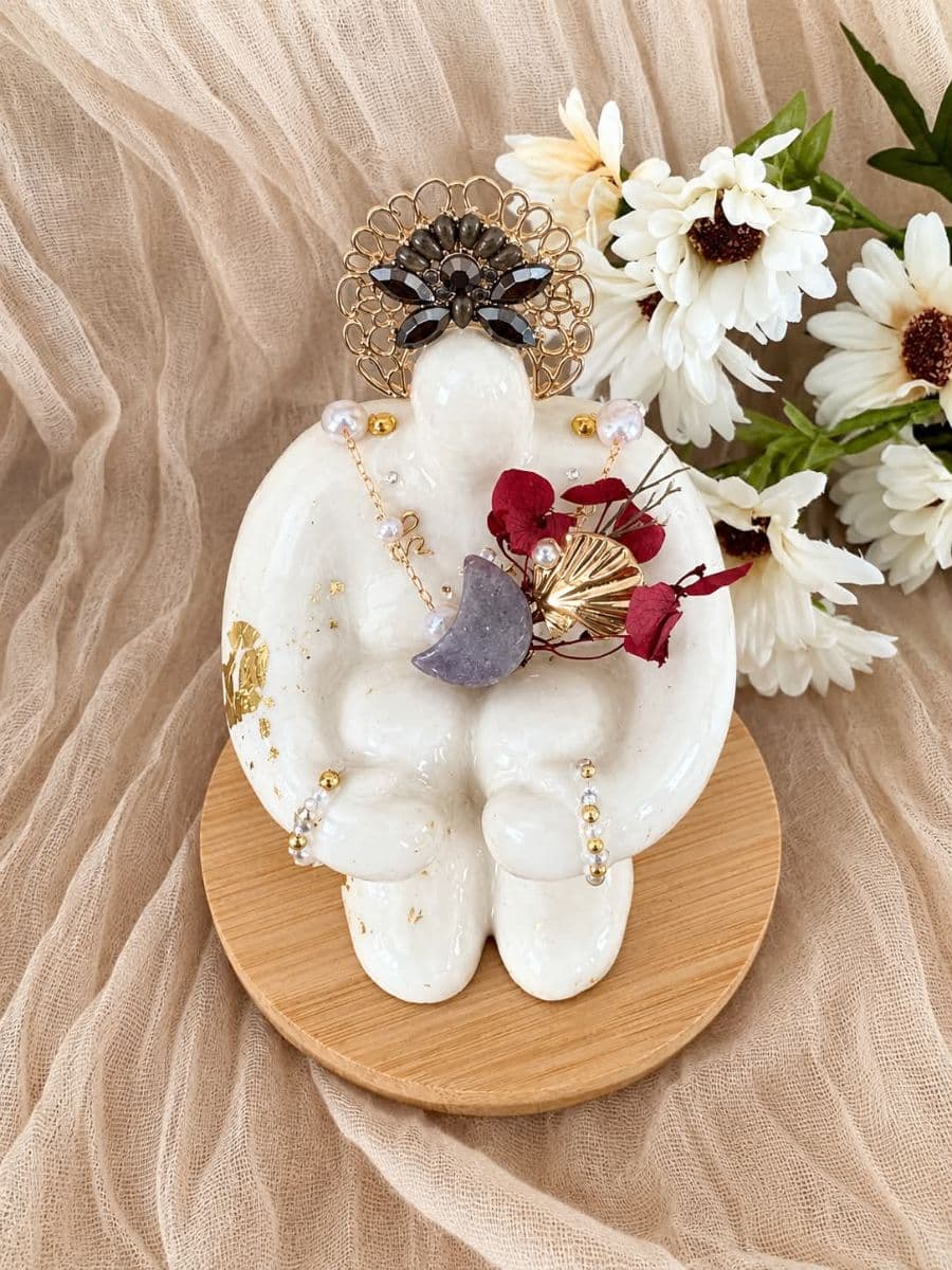 statuette blanche décorative avec bijoux et fleurs sur socle en bois pour décoration intérieure Maison Lumessa